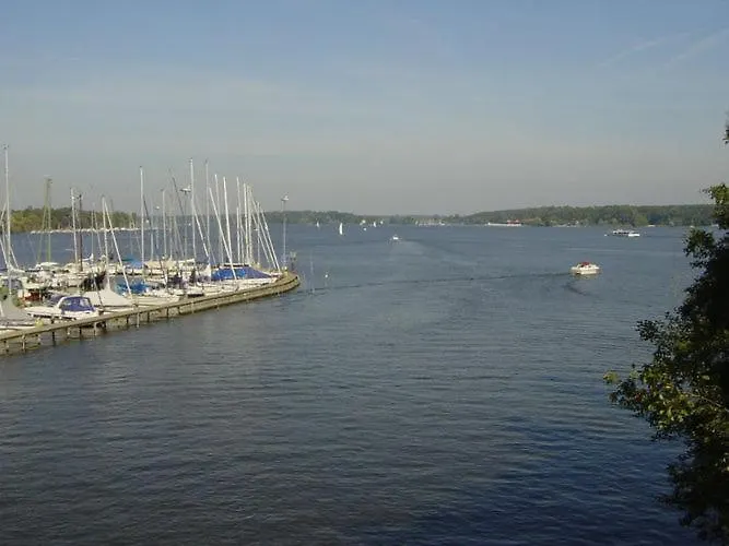 Cozy Apartment near Lake in Wannsee 0*, Berlijn