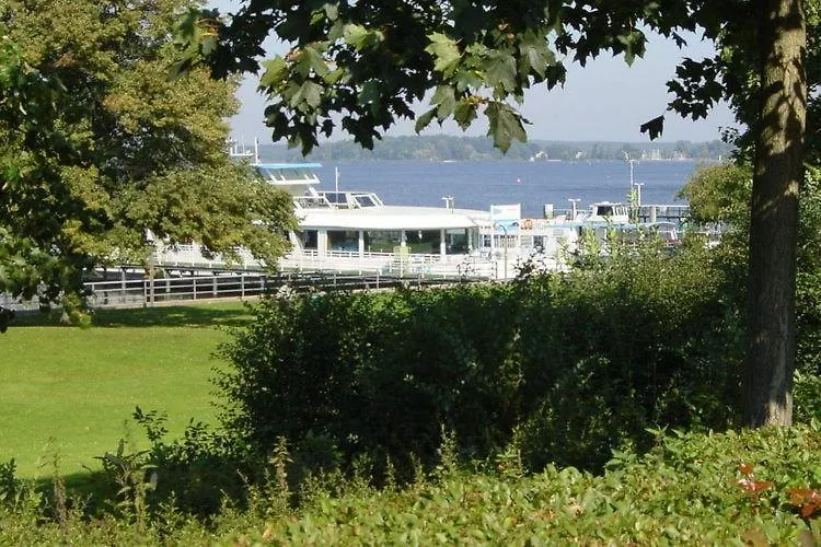 Cozy Apartment near Lake in Wannsee 0*, Berlijn